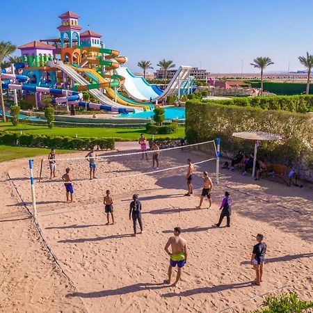 Charmillion Club Aquapark Hotel Sharm-el-Sheikh Buitenkant foto Tourists playing beach volleyball in Egypt