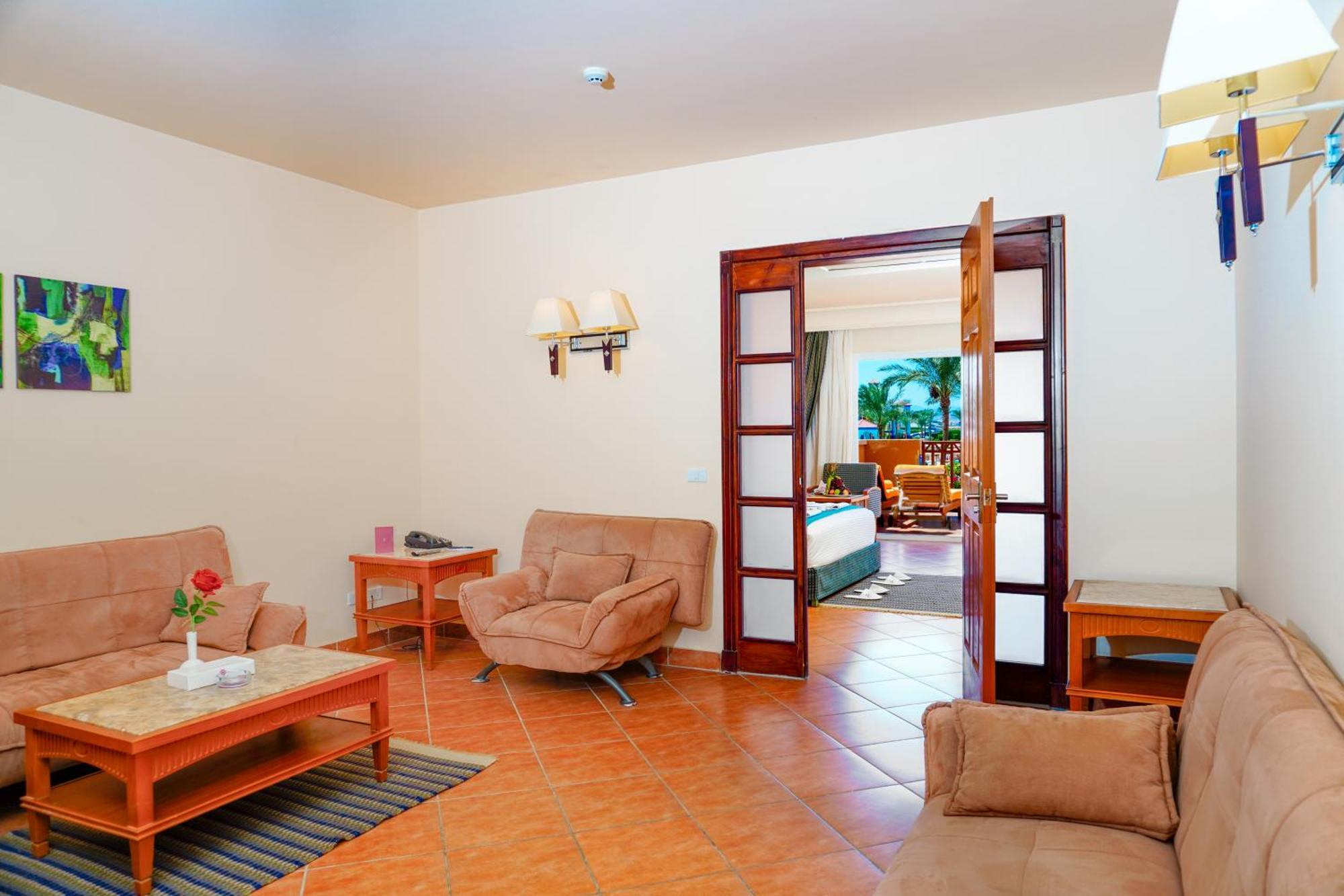 Charmillion Club Aquapark Hotel Sharm-el-Sheikh Kamer foto A suite at the hotel